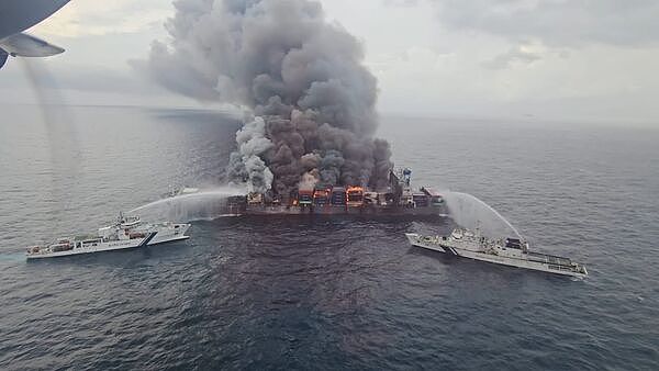 14名华人船员！万海货轮爆炸船身倾斜恐整艘沉没，空拍画面曝光（视频/组图） - 2