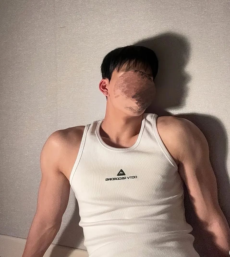 【帅哥】195山东男大校草，腹肌大包太诱人，粗腿打桩超持久...（组图） - 7