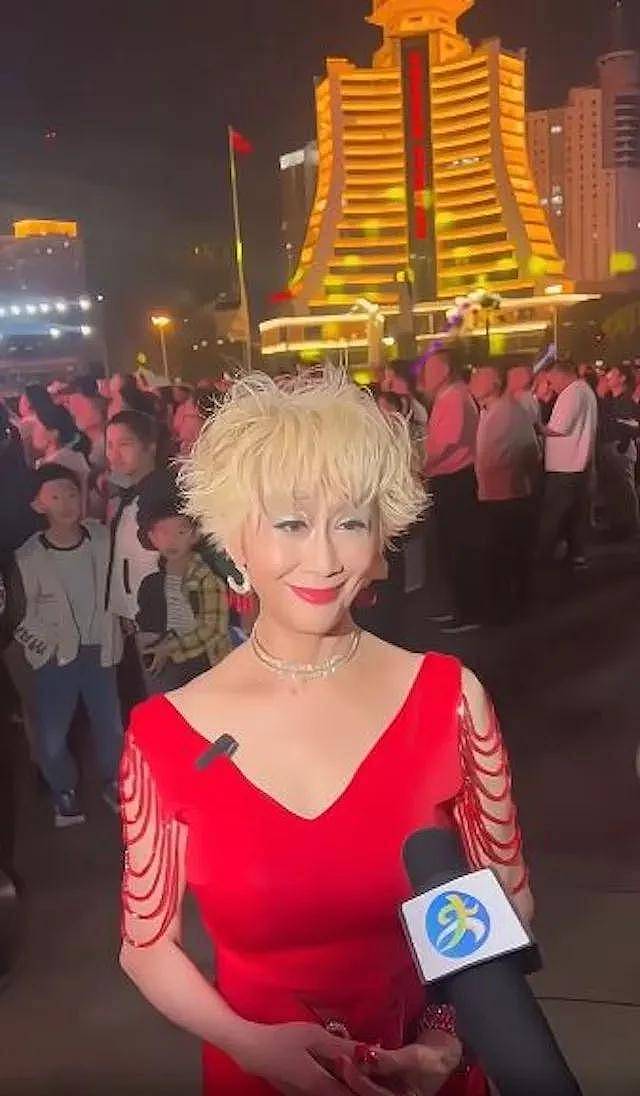 TVB“御用富婆”首次被邀请登台唱歌，气场十足，曾送女儿3000万豪车（组图） - 2