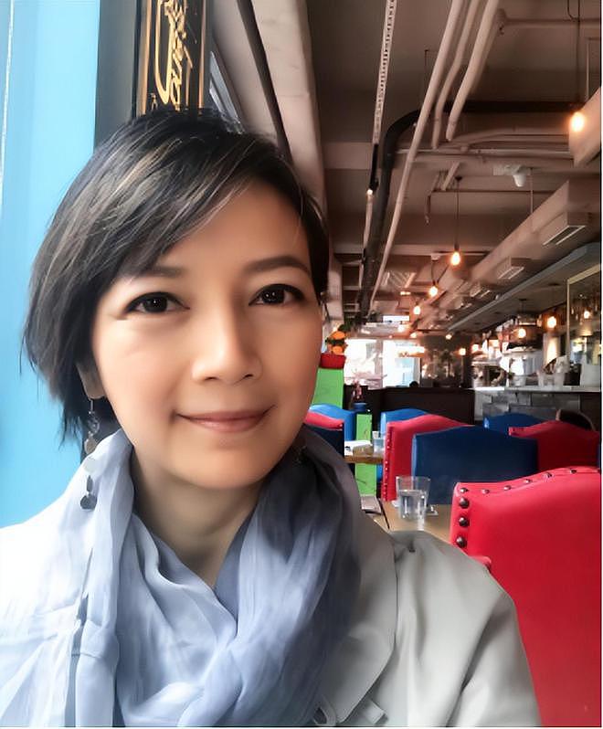 港姐冠军近况曝光,与儿子毕业典礼同框引回忆杀(组图) - 3