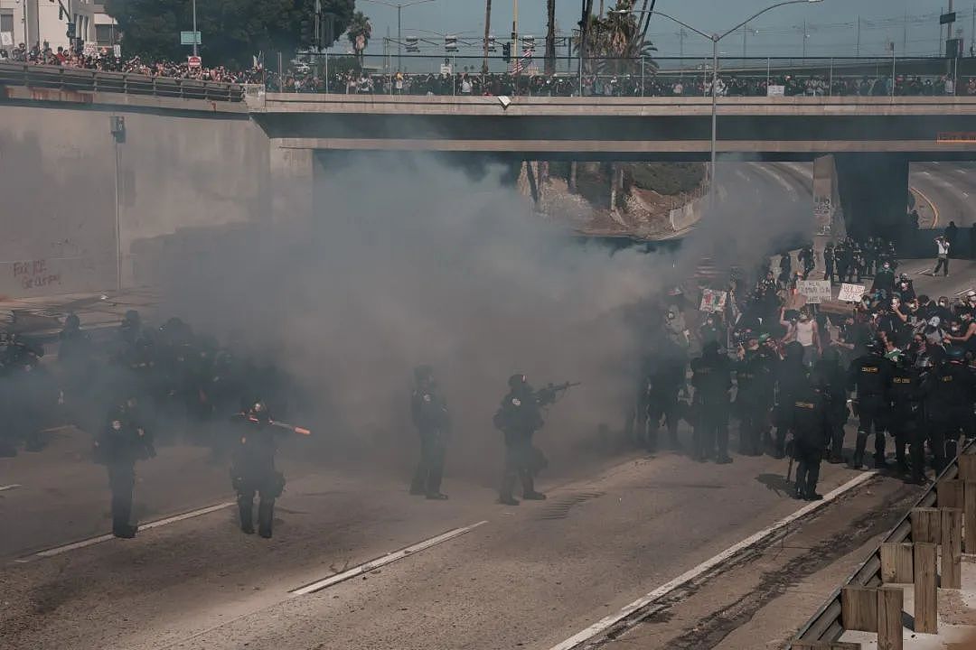 澳洲记者受伤！洛杉矶街头抗议骇人场景持续升级，中领馆紧急提醒（组图） - 8