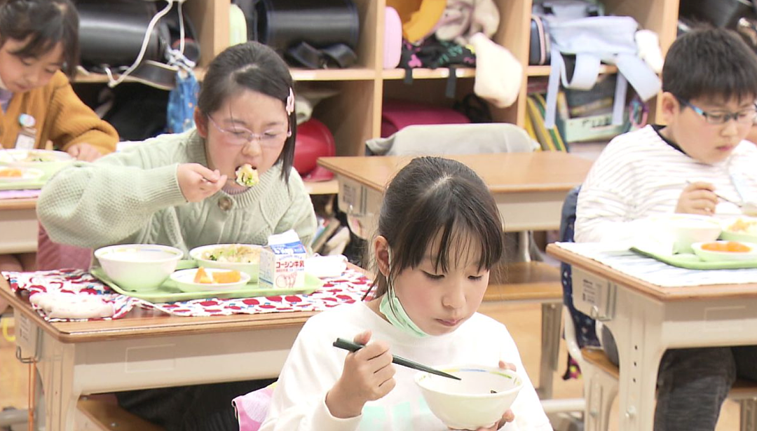 日本小学生营养午餐只有一块鸡块引家长暴怒!网友:比监狱里吃的都差(组图) - 26