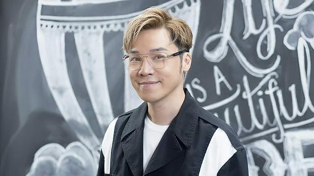 香港知名男星宣布破产后深居简出,和同性结婚九年(组图) - 2