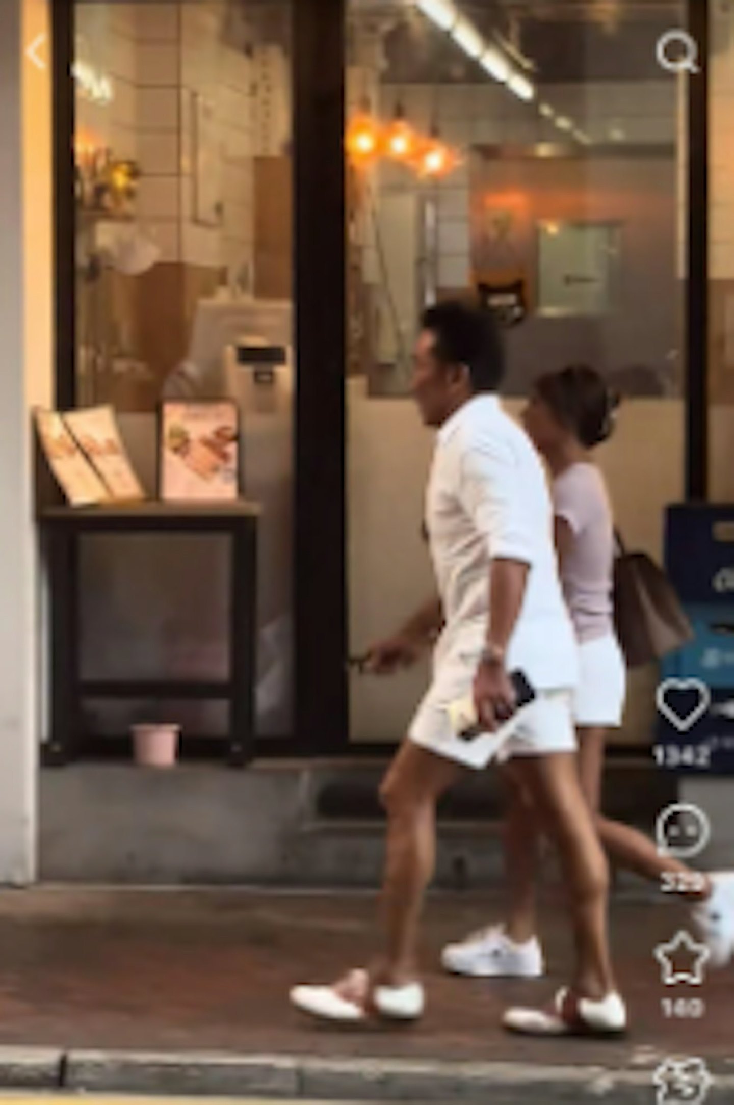60岁知名港星与热裤中女走街疑爆新恋情,曾暗示“戴绿帽”致离婚(组图) - 9