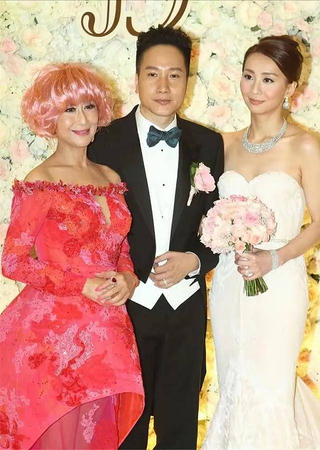 TVB“御用富婆”首次被邀请登台唱歌，气场十足，曾送女儿3000万豪车（组图） - 9