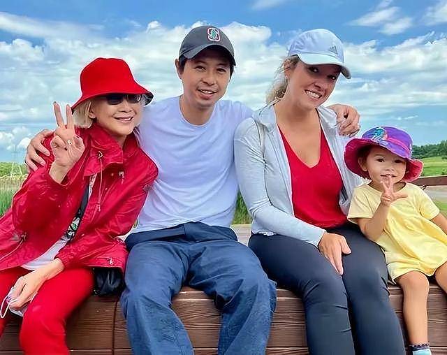 TVB“御用富婆”首次被邀请登台唱歌，气场十足，曾送女儿3000万豪车（组图） - 10