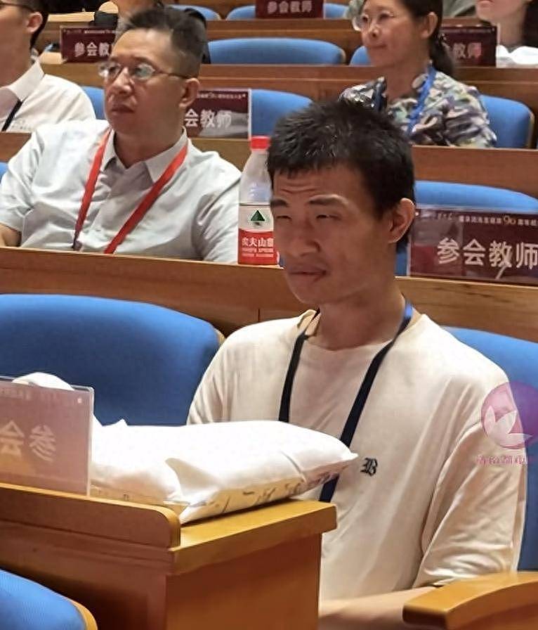 韦东奕北大待遇!年薪超40万,周六周末基本都上班,喜欢吃素(组图) - 1