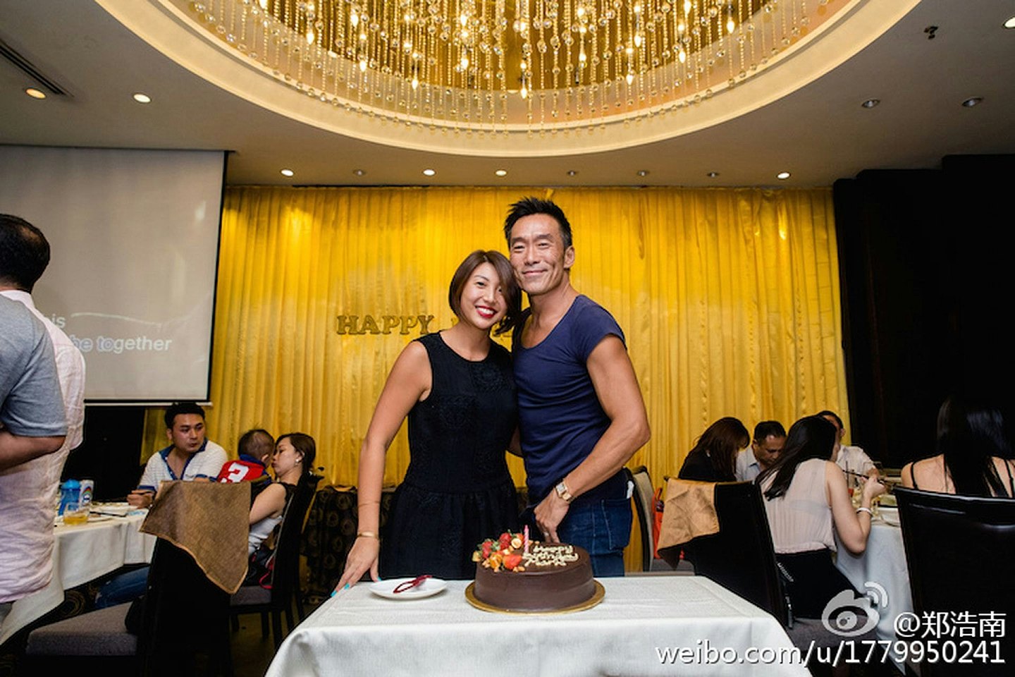 60岁知名港星与热裤中女走街疑爆新恋情,曾暗示“戴绿帽”致离婚(组图) - 2