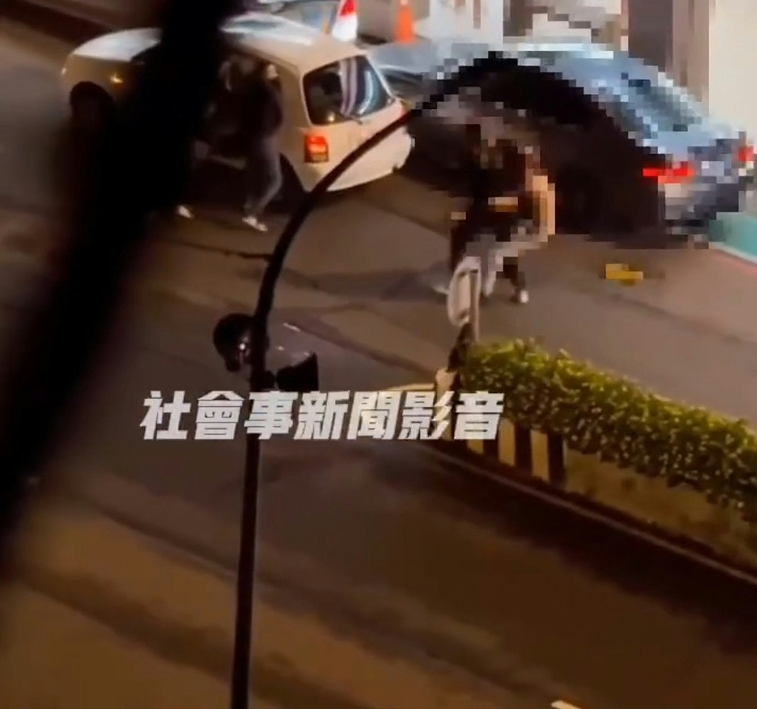 台湾“当街掳人”吓傻路人，21岁青年众目睽睽下遭3恶煞强拖上车（组图） - 2