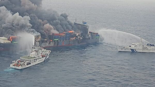 14名华人船员！万海货轮爆炸船身倾斜恐整艘沉没，空拍画面曝光（视频/组图） - 1