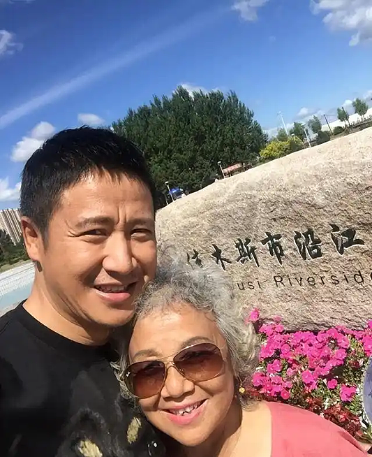 【情感】37岁因《士兵突击》爆红,40岁带娃再娶娇妻,如今身份曝光竟是熟悉的她...(组图) - 19