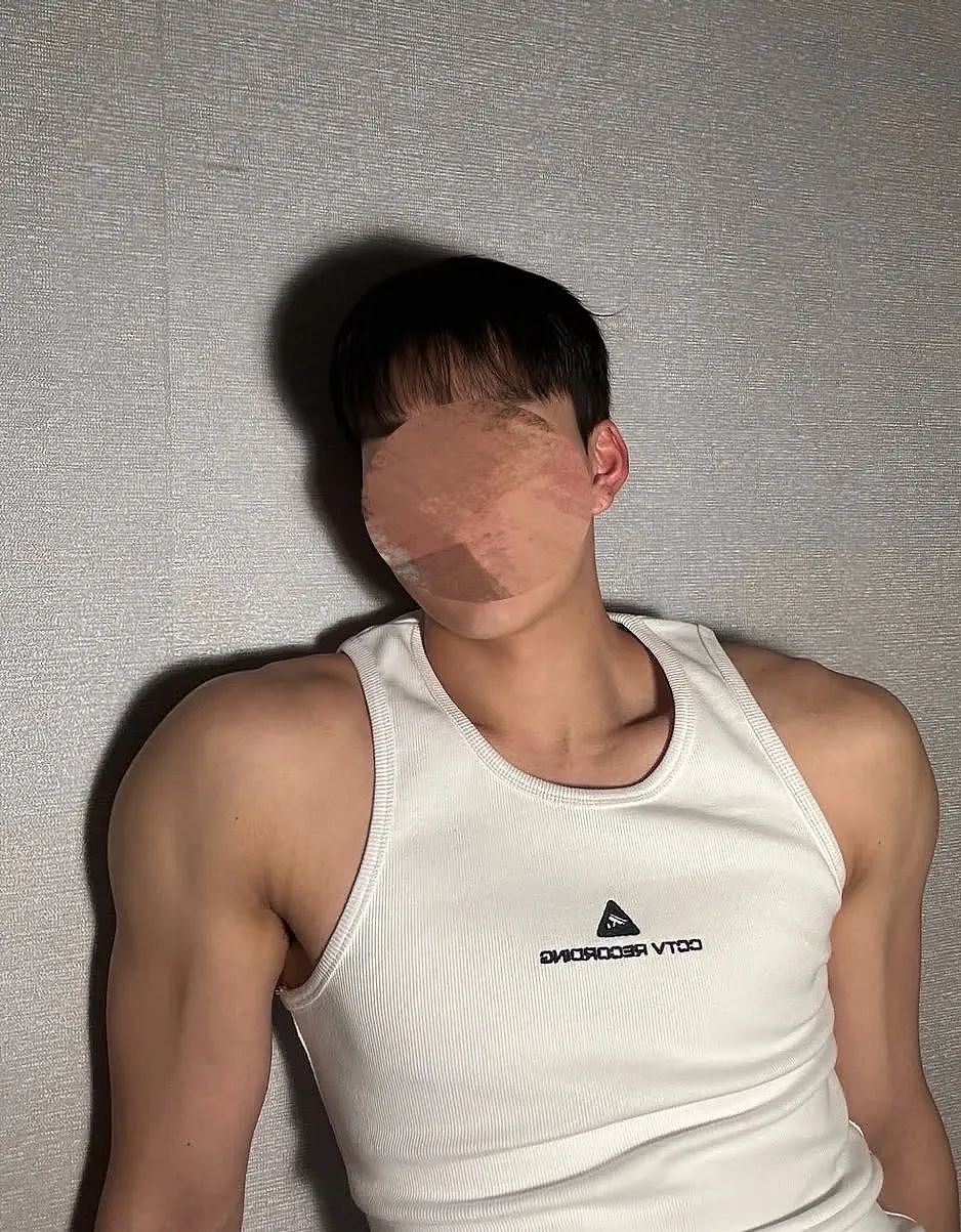 【帅哥】195山东男大校草，腹肌大包太诱人，粗腿打桩超持久...（组图） - 8