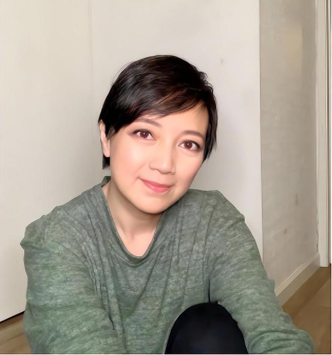 港姐冠军近况曝光,与儿子毕业典礼同框引回忆杀(组图) - 2