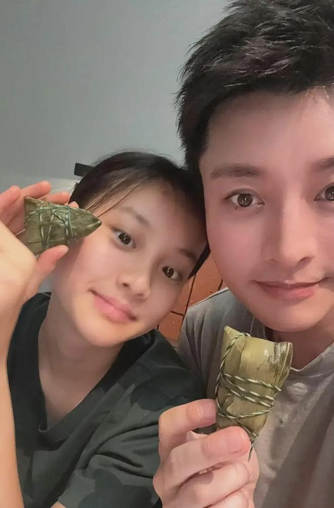 贾乃亮黄圣依上热搜后，甜馨晒一家合影回应：别劝复合了，习惯了（组图） - 5
