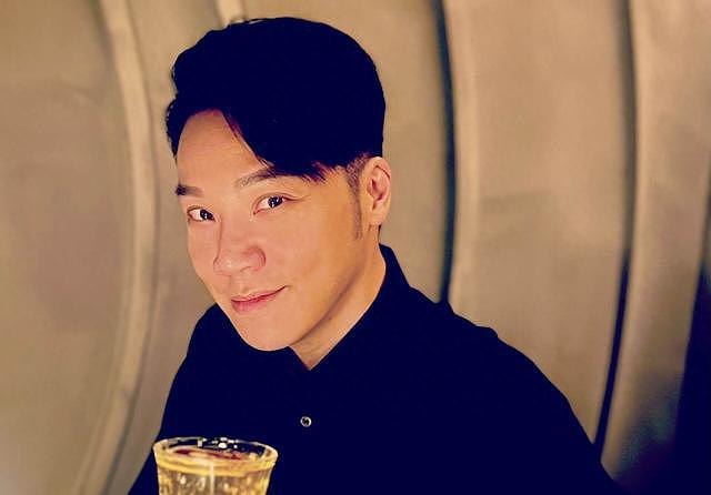 香港知名男星宣布破产后深居简出,和同性结婚九年(组图) - 1