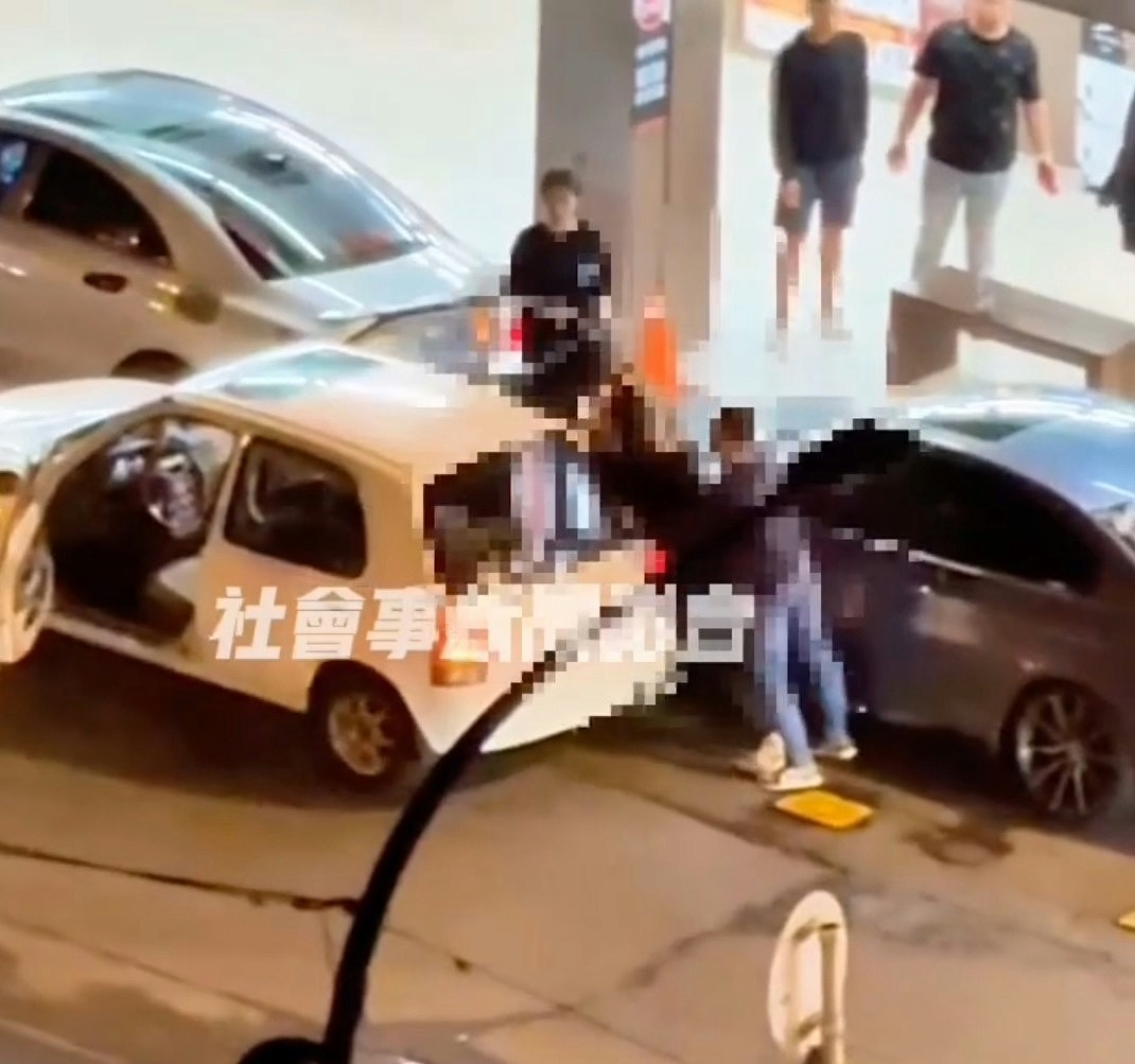 台湾“当街掳人”吓傻路人，21岁青年众目睽睽下遭3恶煞强拖上车（组图） - 3