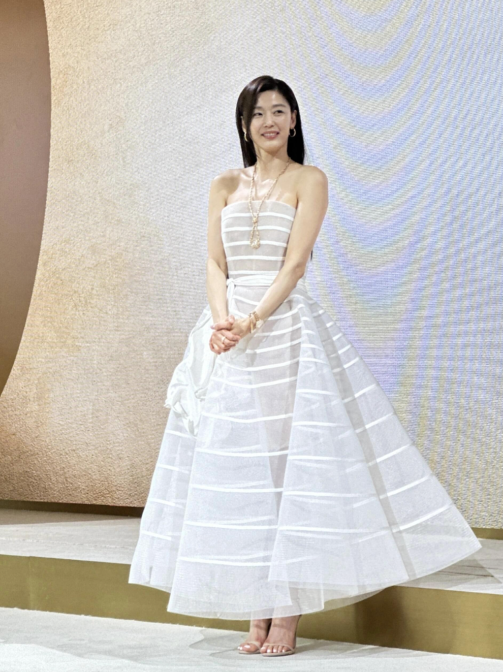 大瓜!韩国民女神全智贤老公疑塌房,投资失败狂亏150亿!女方积极复出营业挣钱补漏?(组图) - 12