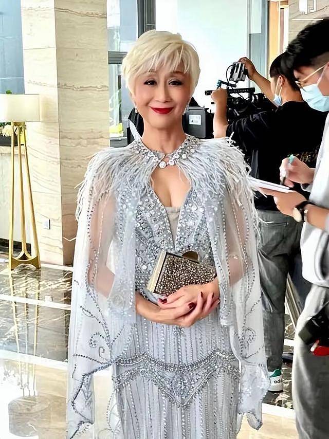 TVB“御用富婆”首次被邀请登台唱歌，气场十足，曾送女儿3000万豪车（组图） - 4