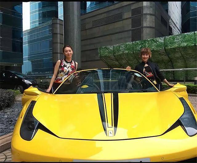 TVB“御用富婆”首次被邀请登台唱歌，气场十足，曾送女儿3000万豪车（组图） - 8
