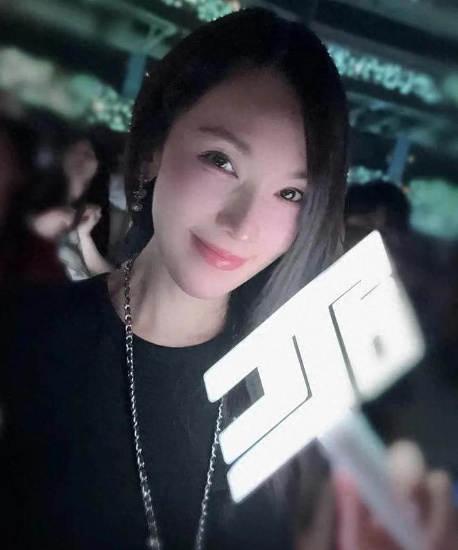 林志颖看林俊杰演唱会，小9岁妻子年轻漂亮，小志穿卫衣又帅又嫩（组图） - 1