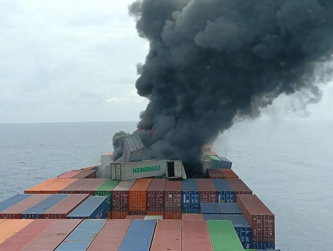 新加坡货船在印度海域爆炸,中国船员10人获救,最新细节曝光(组图) - 4