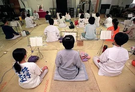 专挑年轻人下手,日本最凶狠邪教恐卷土重来?(组图) - 10