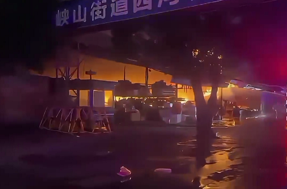 广东汕头一粮贸市场凌晨起火,3人不幸遇难,亲属称孩子曾打电话求救(组图) - 2