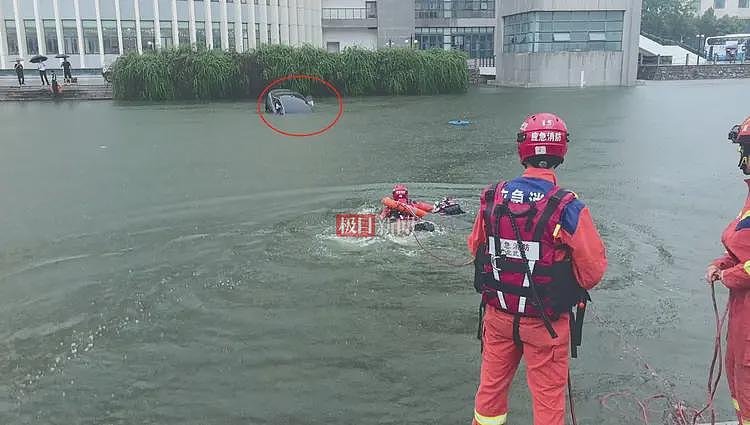 网约车女司机雨天将车开进湖里,被救援时一直高举手机!称防止进水,需要用它挣钱养家(组图) - 2
