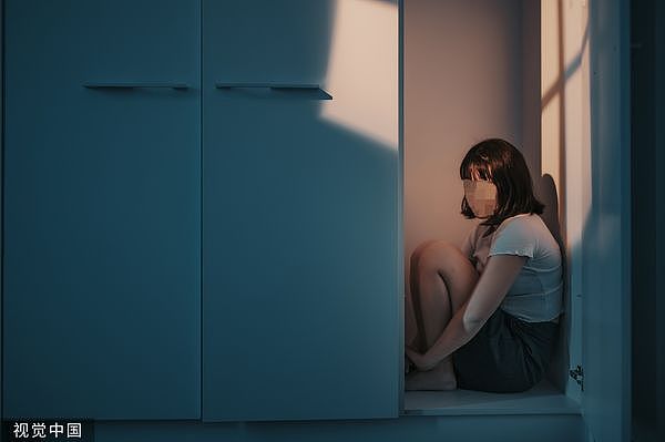 英副校长竟是色狼!把女学生叫到办公室强逼口交(组图) - 1
