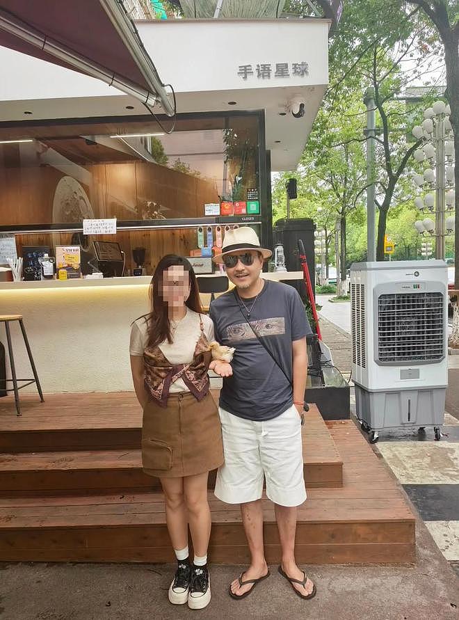 汪涵约周笔畅咖啡店叙旧,眼袋好大长了老年斑,两人坐街边像父女(组图) - 8