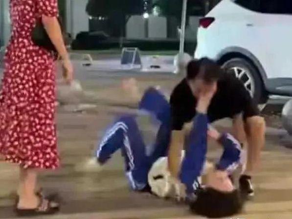 一女生高考结束得知父母已离婚后像孩子一样打滚，网友吐槽太急了（组图） - 4