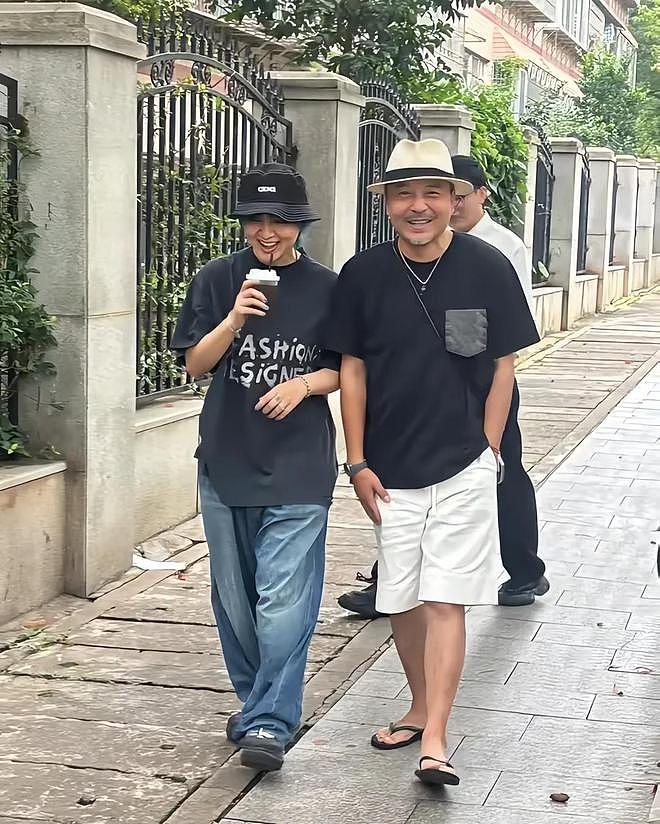 汪涵约周笔畅咖啡店叙旧,眼袋好大长了老年斑,两人坐街边像父女(组图) - 14