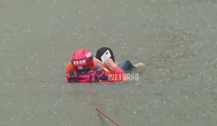 网约车女司机雨天将车开进湖里,被救援时一直高举手机!称防止进水,需要用它挣钱养家(组图) - 7