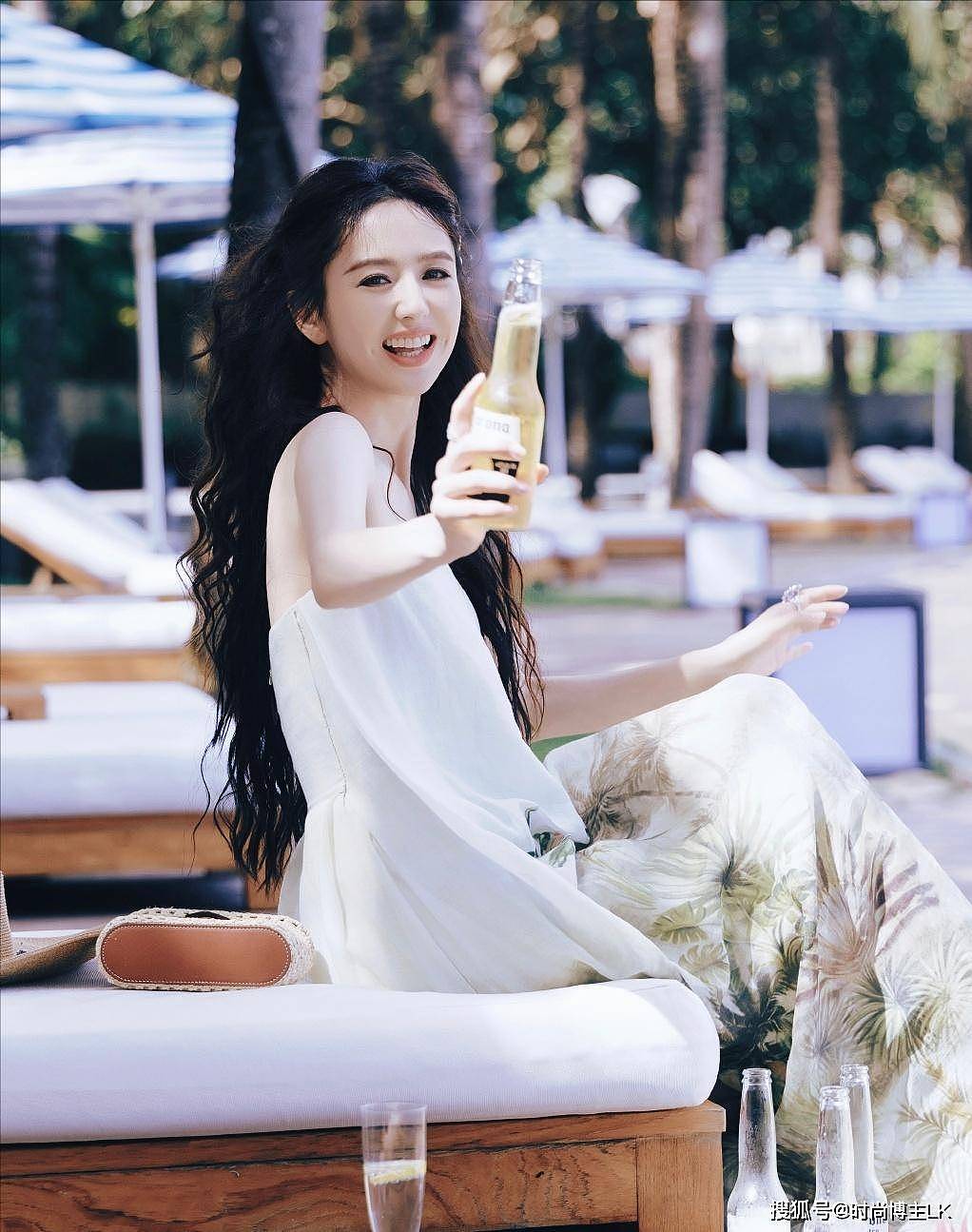 41岁佟丽娅美翻了!活动现场穿一身白裙,太美了(组图) - 4