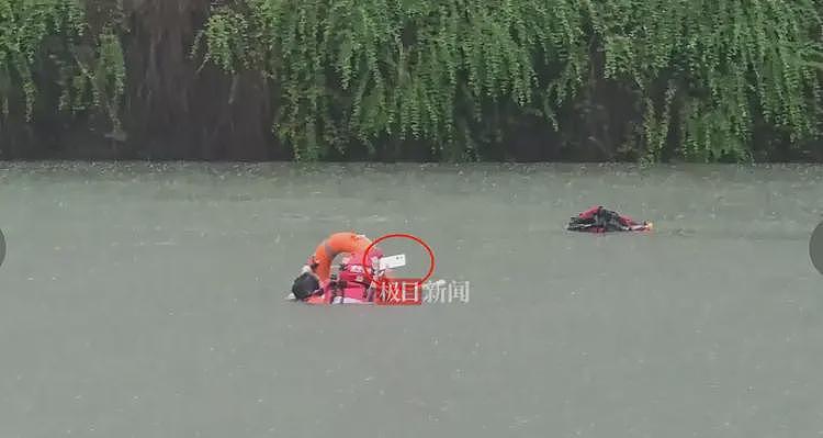 网约车女司机雨天将车开进湖里,被救援时一直高举手机!称防止进水,需要用它挣钱养家(组图) - 1