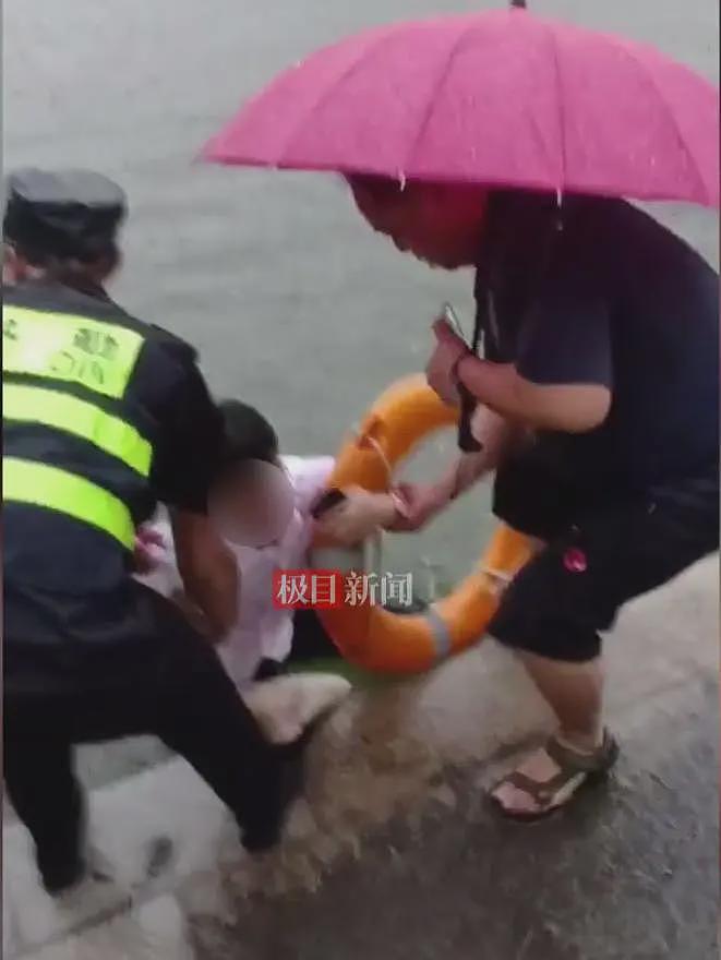 网约车女司机雨天将车开进湖里,被救援时一直高举手机!称防止进水,需要用它挣钱养家(组图) - 6