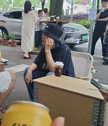 汪涵约周笔畅咖啡店叙旧,眼袋好大长了老年斑,两人坐街边像父女(组图) - 5