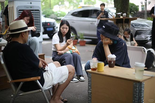 汪涵约周笔畅咖啡店叙旧,眼袋好大长了老年斑,两人坐街边像父女(组图) - 10
