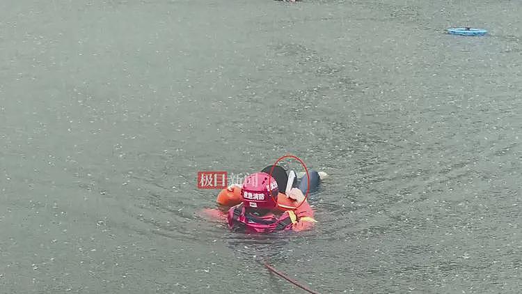 网约车女司机雨天将车开进湖里,被救援时一直高举手机!称防止进水,需要用它挣钱养家(组图) - 8