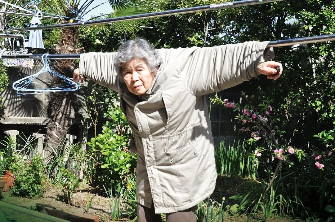 日本自拍奶奶97岁离世...72岁才学摄影，却一点不严肃！搞怪搞笑，有趣人生（组图） - 5
