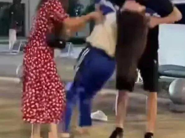 一女生高考结束得知父母已离婚后像孩子一样打滚，网友吐槽太急了（组图） - 5
