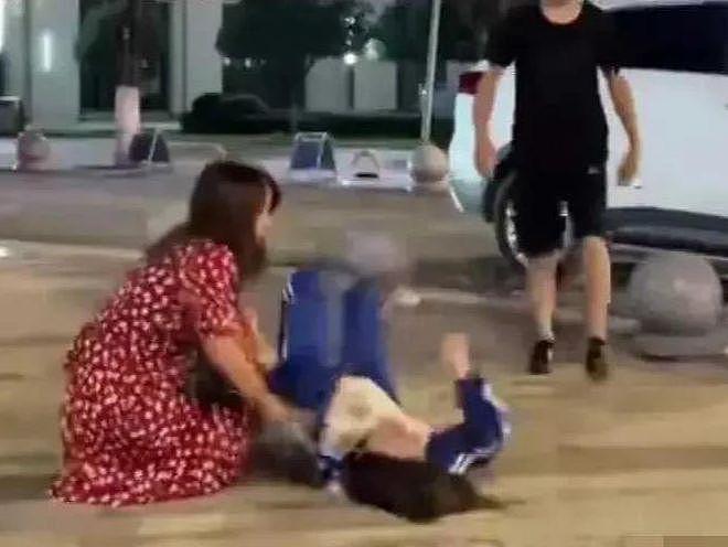 一女生高考结束得知父母已离婚后像孩子一样打滚，网友吐槽太急了（组图） - 3