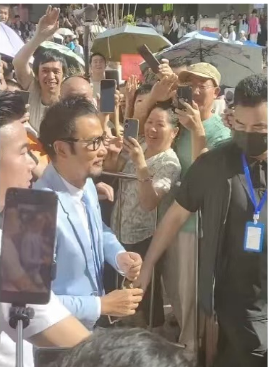 70岁任达华回山东老家收割麦子，被赞不输年轻人，曾在演出时遭手枪威胁（组图） - 7