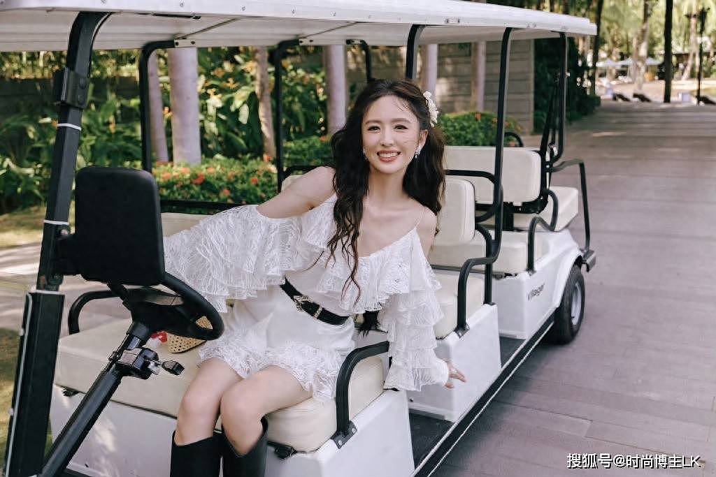 41岁佟丽娅美翻了!活动现场穿一身白裙,太美了(组图) - 1