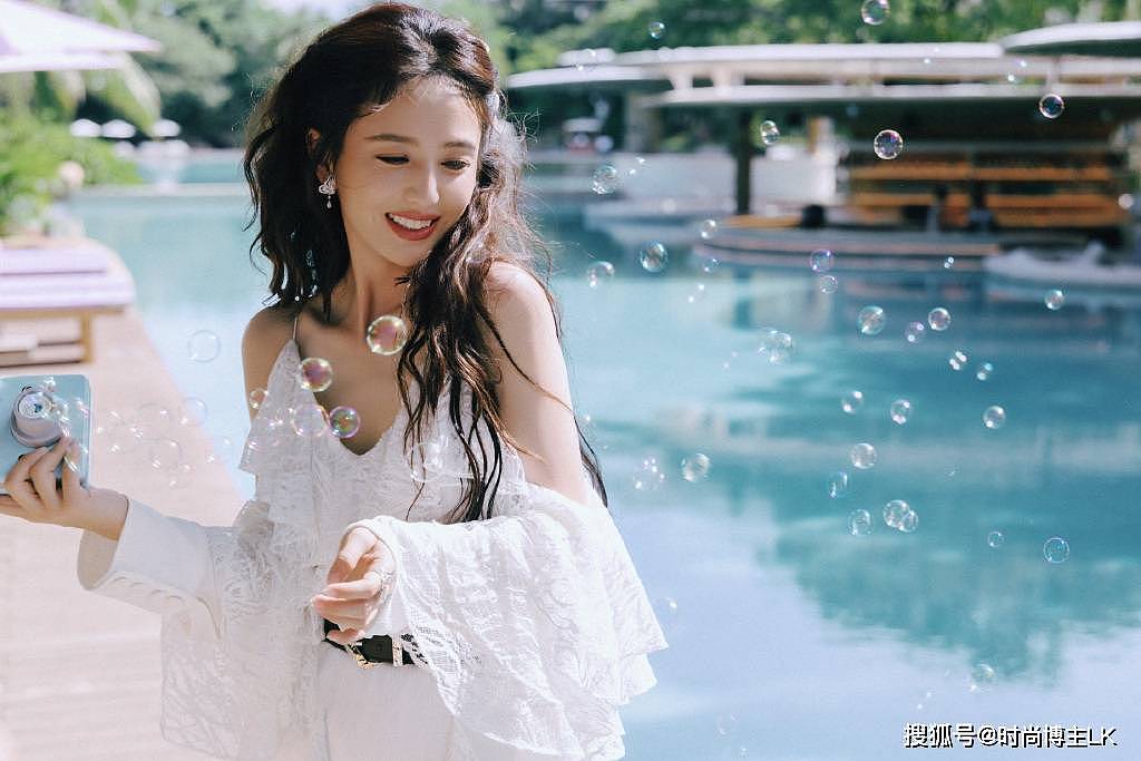 41岁佟丽娅美翻了!活动现场穿一身白裙,太美了(组图) - 2