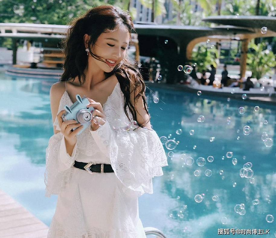 41岁佟丽娅美翻了!活动现场穿一身白裙,太美了(组图) - 3