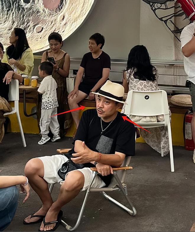 汪涵约周笔畅咖啡店叙旧,眼袋好大长了老年斑,两人坐街边像父女(组图) - 12