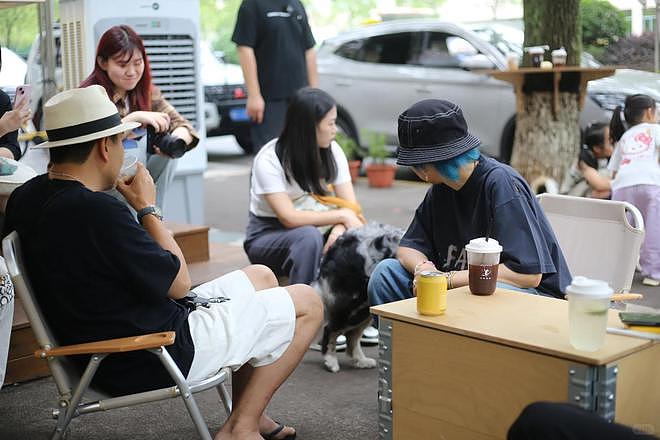 汪涵约周笔畅咖啡店叙旧,眼袋好大长了老年斑,两人坐街边像父女(组图) - 11