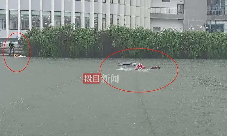 网约车女司机雨天将车开进湖里,被救援时一直高举手机!称防止进水,需要用它挣钱养家(组图) - 5