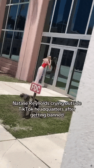 美国妹子TikTok账号被停用后大崩溃！冲到TikTok总部外嚎啕大哭！无数网友却拍手叫好（组图） - 1